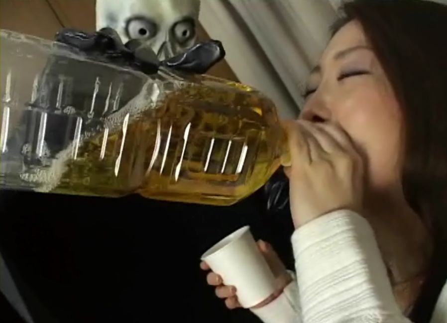 コップに注ぐ。飲む。ええい面倒くさい！2Lペットボトルから飲ませちまえ！